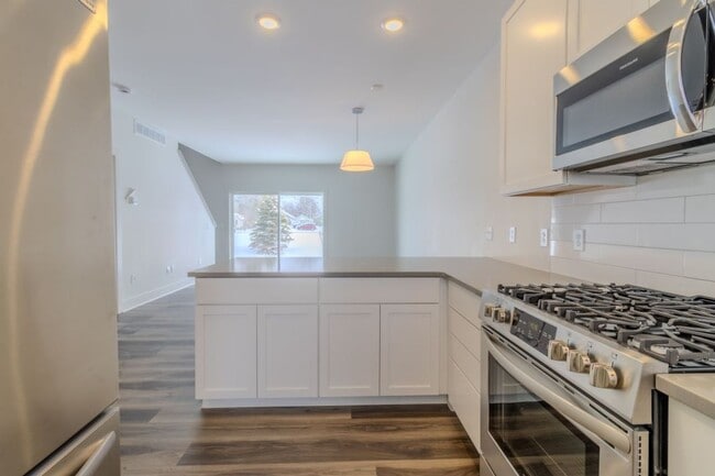 Building Photo - 1502 Simsbury St