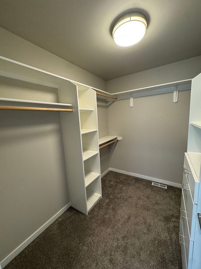 Building Photo - Stunning home in desirable Eagle River neighborhood