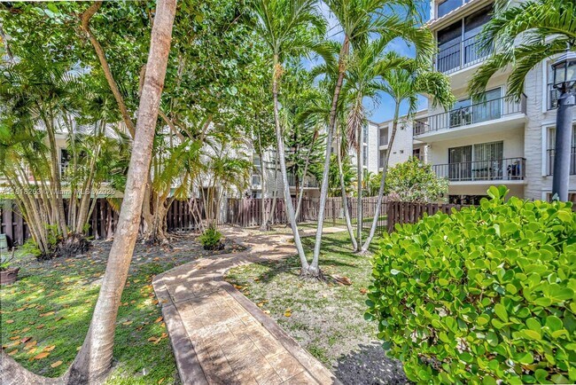 Building Photo - 6890 N Kendall Dr