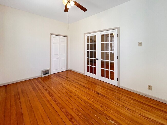 Building Photo - $0 DEPOSIT OPTION. CHARMING 3 BEDROOM WITH FENCED IN YARD AND DETACHED GARAGE IN DENVER'S BERKELE...