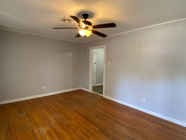 Building Photo - 2BD 1BA Home in South Waco - Available early August!