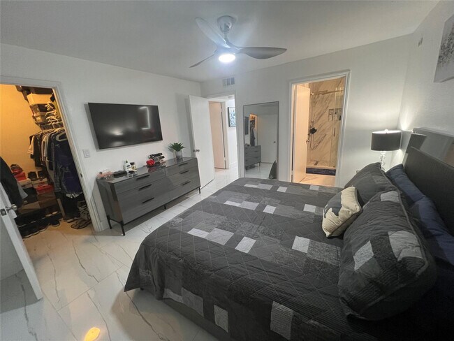 Building Photo - 2425 NW 33rd St