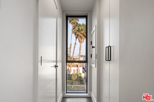 Building Photo - 807 N Detroit St