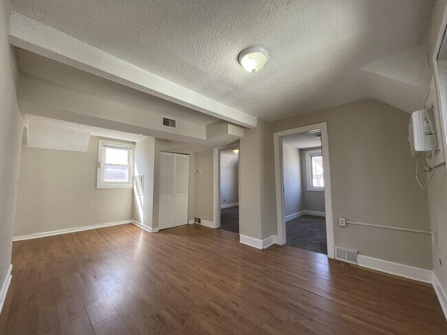 Building Photo - 2113 5th St NE