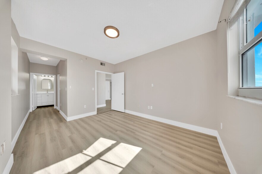 Building Photo - 185 SE 14th Ter