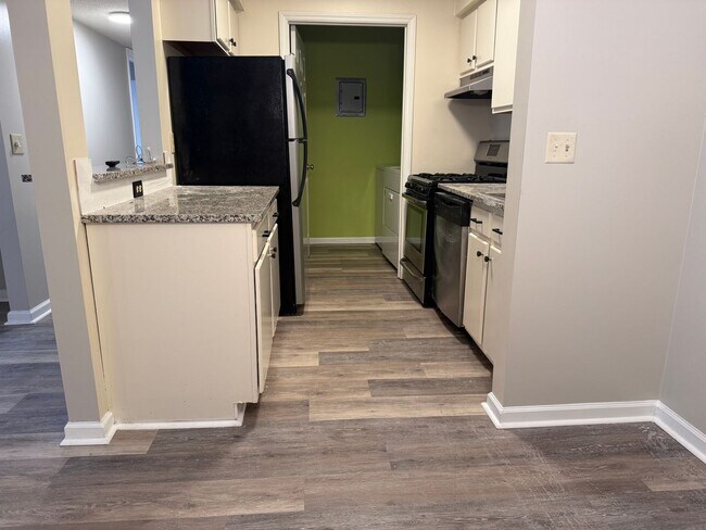 Building Photo - Inviting 1-Bedroom Condo with Natural Light!