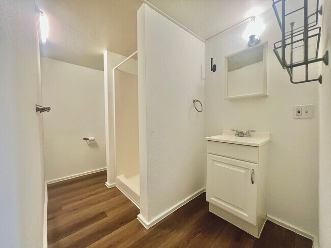 Building Photo - 1036 E 43rd St