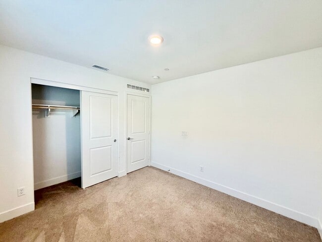Building Photo - Move-In Ready 5 Bedroom Home with Solar & Large Loft