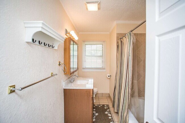 Building Photo - "Charming 3-Bedroom Home on 31st with Gleaming Hardwood Floors and 2 Full Baths!"