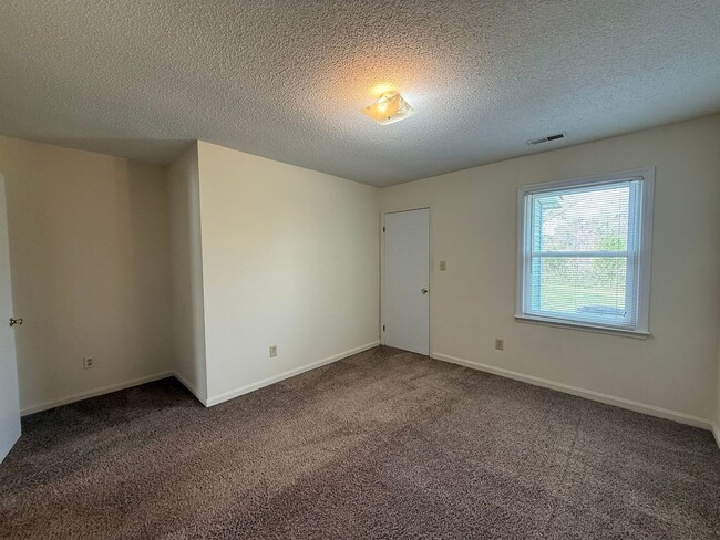 Building Photo - Nice 2 bedroom, 1 bath duplex