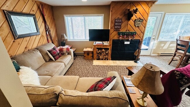 Building Photo - Seasonal 6 Month Lease Available!  $1,700/ mo Charming Two-Bedroom Condo in Waterville, NH!