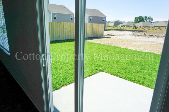 Building Photo - 602 Draymore Dr NE