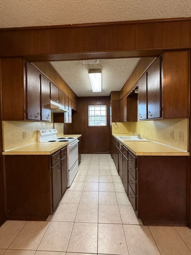 Building Photo - Charming 3 bedroom, 2 bathroom home near Kirby Park COMING SOON!