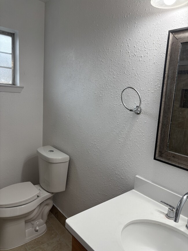 Building Photo - 10446 Towneview Dr