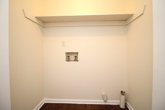 Building Photo - 2BR/1BA Apartment with Wood-Look Flooring,...