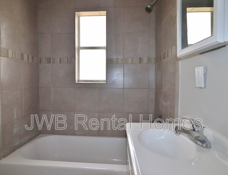 Building Photo - 2853 6th St W