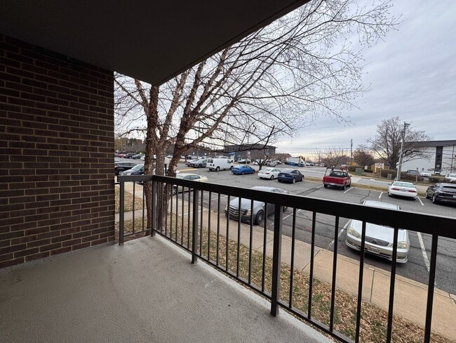 Building Photo - Sun-filled 1 Bed 1 Bath Condo With Balcony In Hawthorne Village