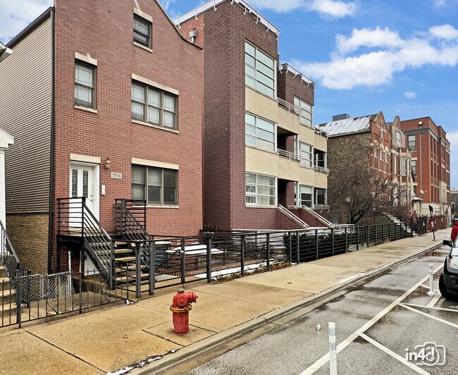 Building Photo - 1504 W Augusta Blvd