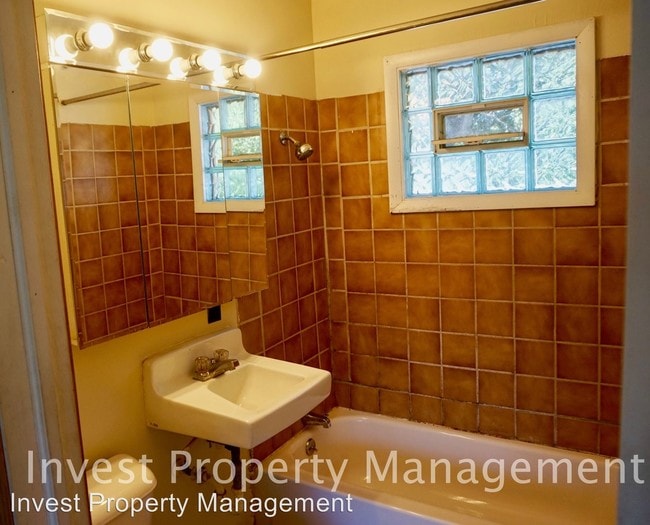 Building Photo - 331 W Fuller Ave