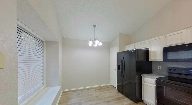 Building Photo - MOVE IN READY