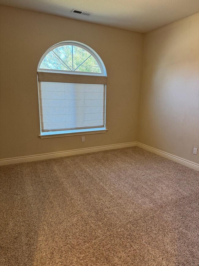 Building Photo - 1361 Elges Ave