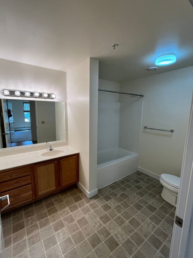 Building Photo - 2BD/1BA Condo at City's Edge, South Burlin...