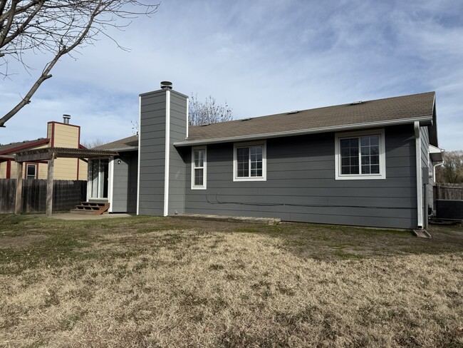 Building Photo - 1817 N Pine Grove St