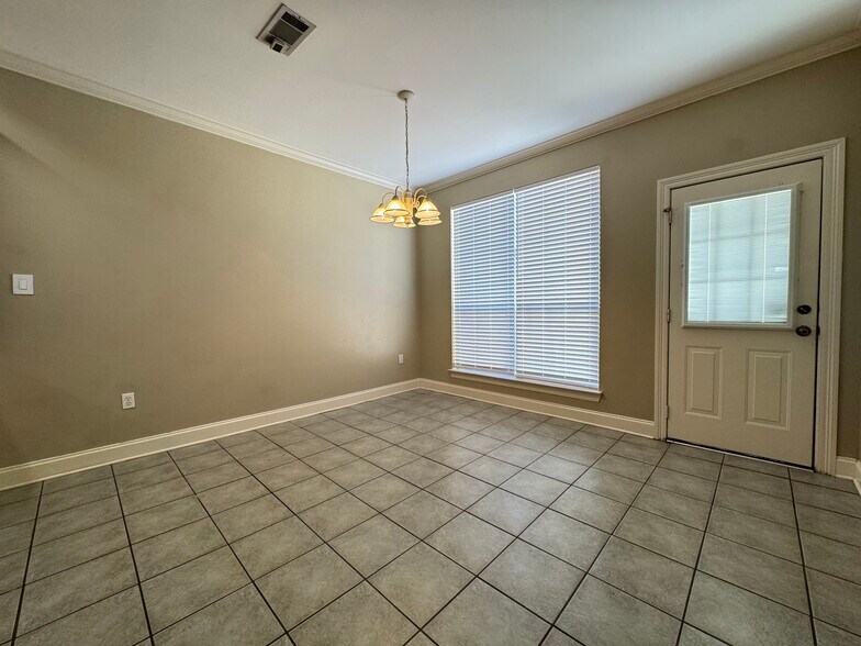 Building Photo - 5578 Arialo Dr