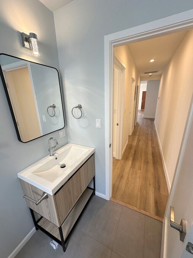 Building Photo - Front Unit, 2bd/1.5 bath with Central A/C and Heat and washer/dryer hookups