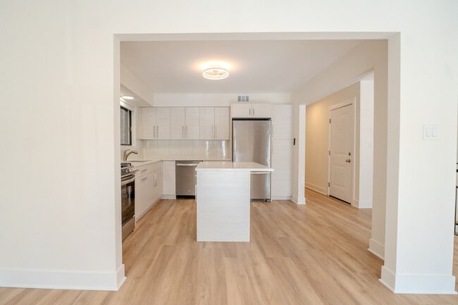 Building Photo - 2740 W Farragut Ave