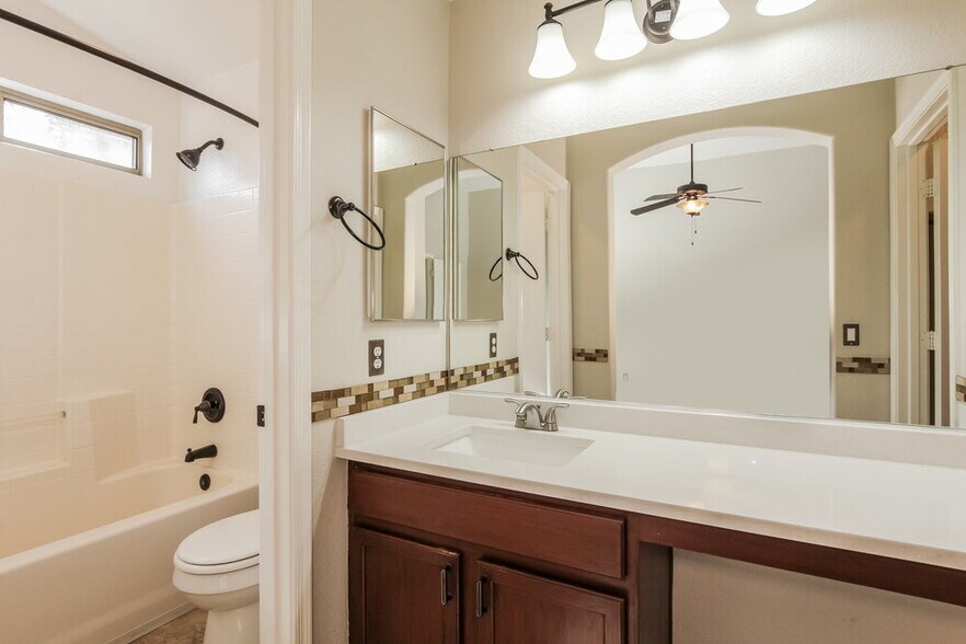 Building Photo - 1105 E Nardini St