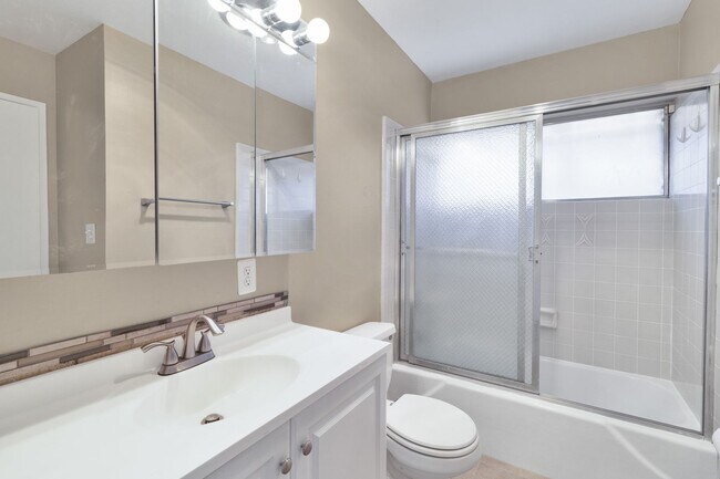 Building Photo - Stunning 4 Bedroom 2 Bathroom Home