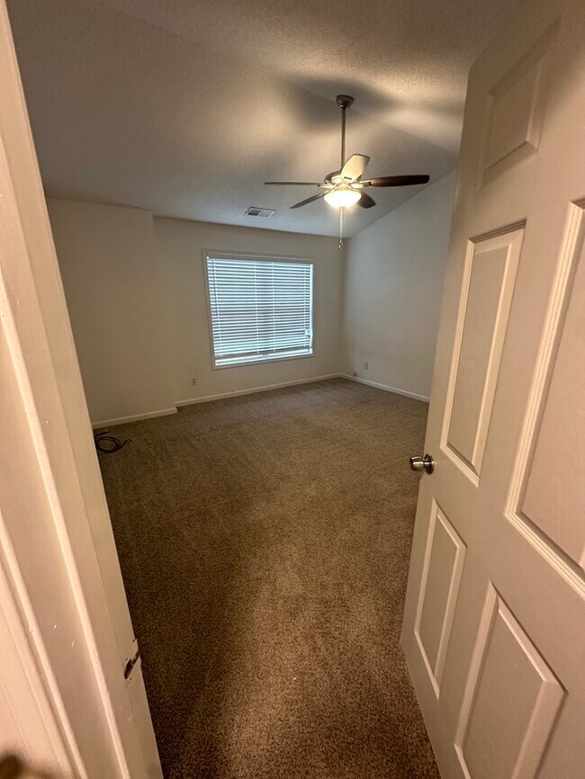 Building Photo - 105 Crestfield Cir
