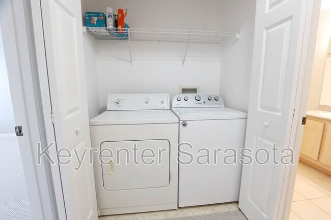 Building Photo - 8809 Manor Loop