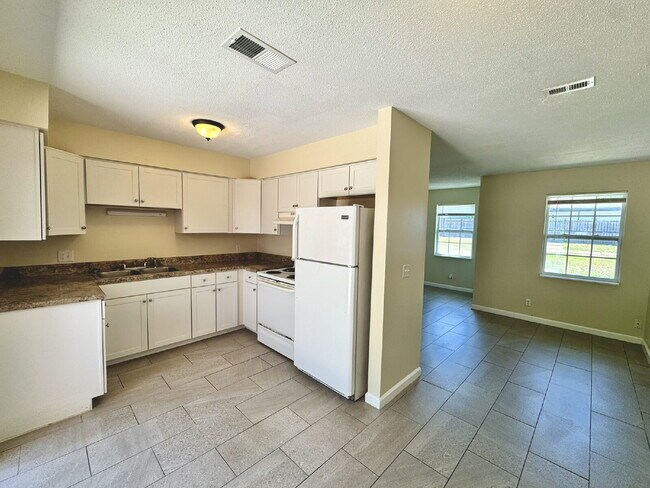 Building Photo - 1 bedroom 1 bathroom triplex unit