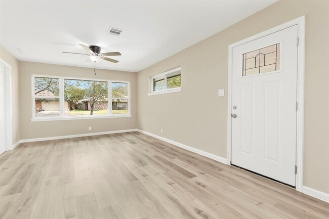 Building Photo - 10615 Clematis Ln