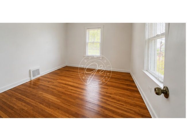 Building Photo - Updated West Toledo Upper unit! 2 Bedroom – Water Included!