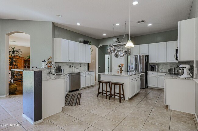 Building Photo - Gorgeous fully upgraded single level 4 bed home with private pool in North Peoria