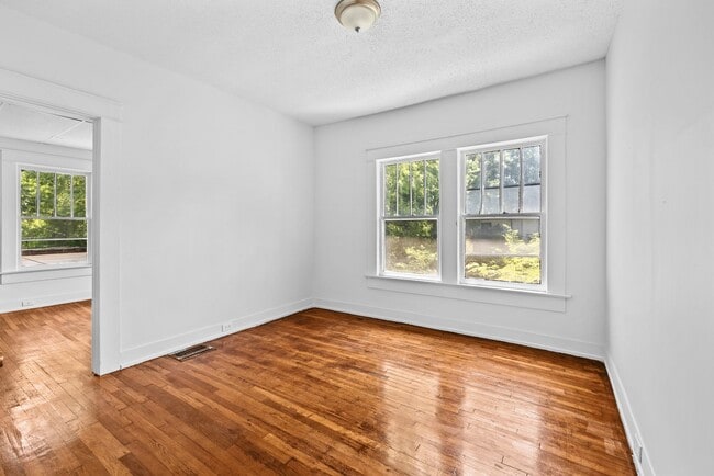 Building Photo - Spacious beautiful 5-bedroom 2 bath home