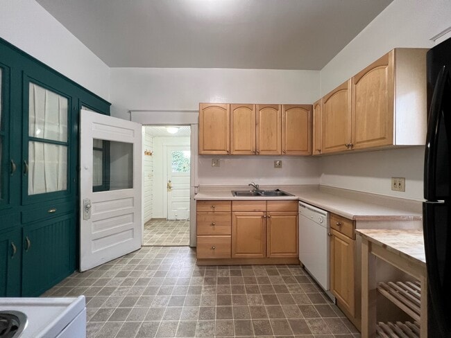 Building Photo - 5511 Brooklyn Ave NE