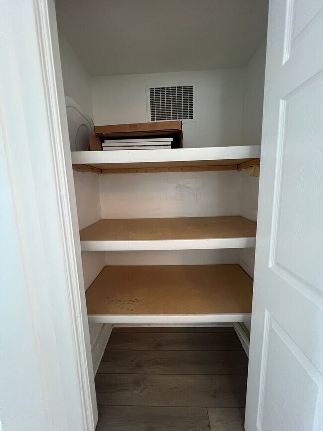 Building Photo - Beautiful renovated 1 bedroom Condo with River Views!