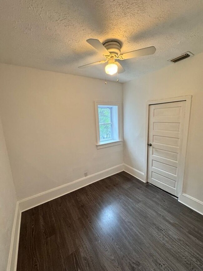 Building Photo - HALF OFF FIRST MONTHS RENT SPECIAL!!