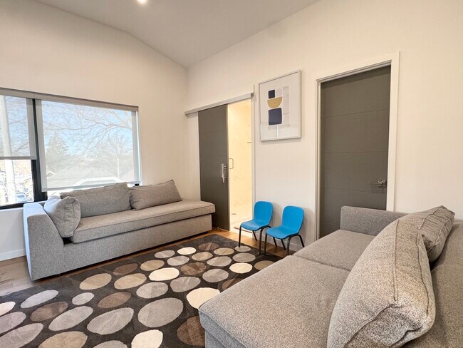 Building Photo - 4732 Mercier St