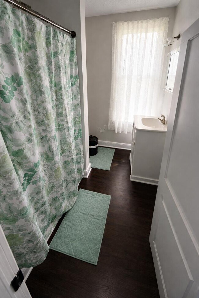 Building Photo - 818 Broad St