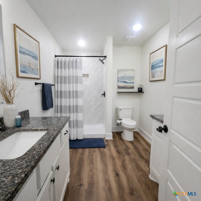 Building Photo - 1952 Royal Loop