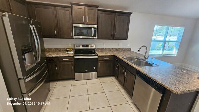 Building Photo - Warm & Inviting Home