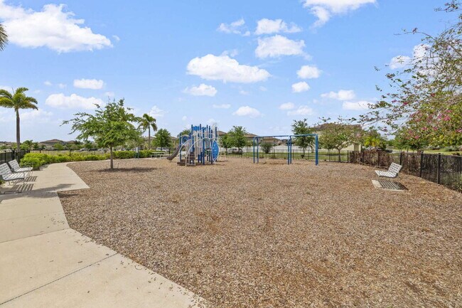 Building Photo - "Spacious 5-Bedroom Retreat in Tampa with 2.5 Baths and 2,215 Sq Ft of Comfort!"