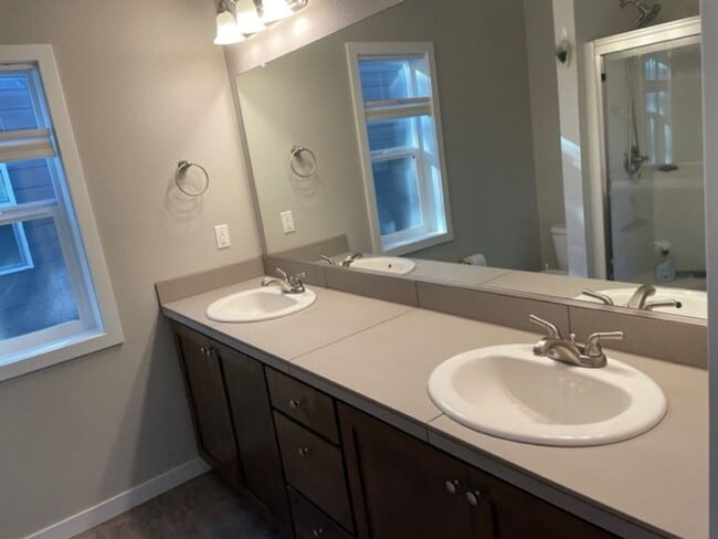 Building Photo - Beautiful 3 Bedroom Home in Newberg