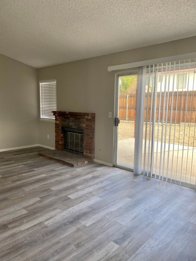 Building Photo - 3 bedroom 2 bath House in San Jacinto - Available now!