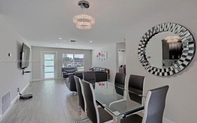 Building Photo - 876 Gardenia Dr
